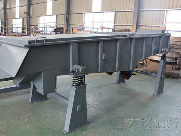 直線輸送機(jī)也屬于大型的篩分設(shè)備，所以該產(chǎn)品能夠輸送一些比重較大的物料。